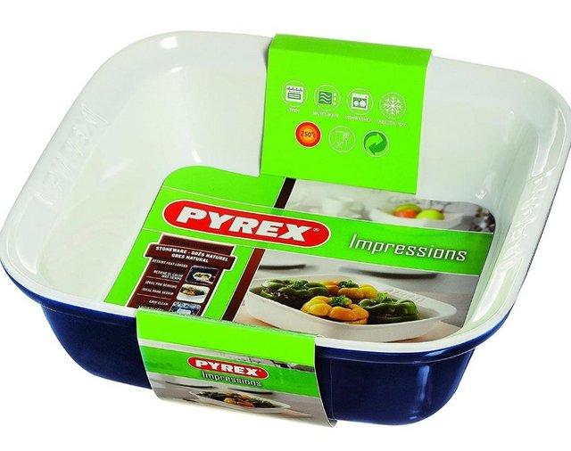 Preview of the first image of Pyrex 24 X 24cm Blue Square roaster.
