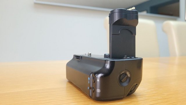 Preview of the first image of CANON 50D BATTERY GRIP BY HAHNEL.