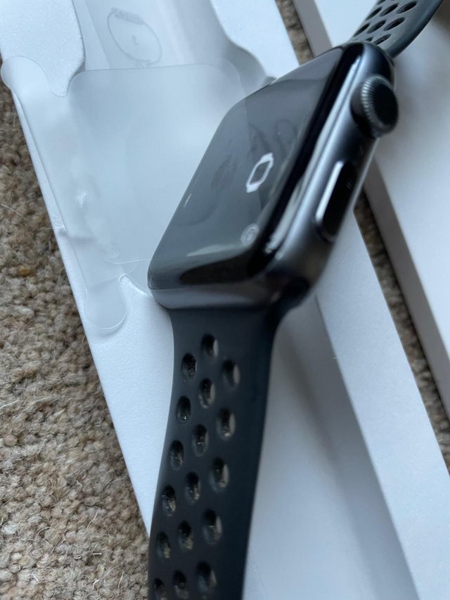Preview of the first image of Apple Watch Series 3 42mm with spare metal loop strabracelet.