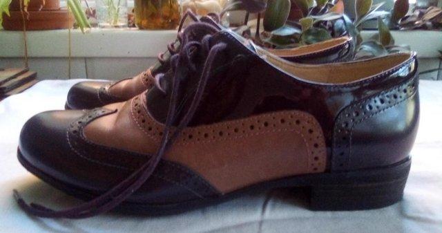 Image 3 of Clarks two-tone lace-up women;s shoes. Size 4.5 D