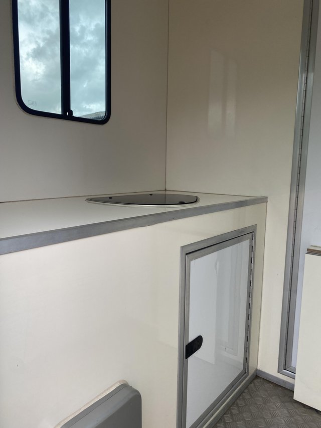 Preview of the first image of 3.5ton Barlows Weekender horsebox 2008.