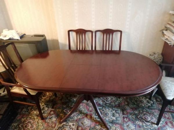 Image 1 of Mahogany dining room table + 6 chairs + display unit