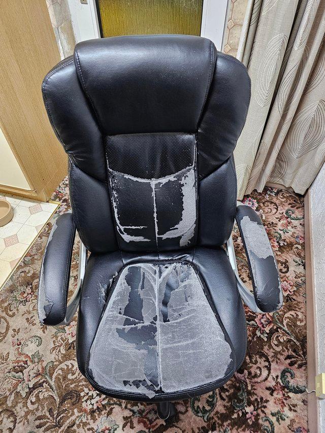 Preview of the first image of FREE comfortable office chair..