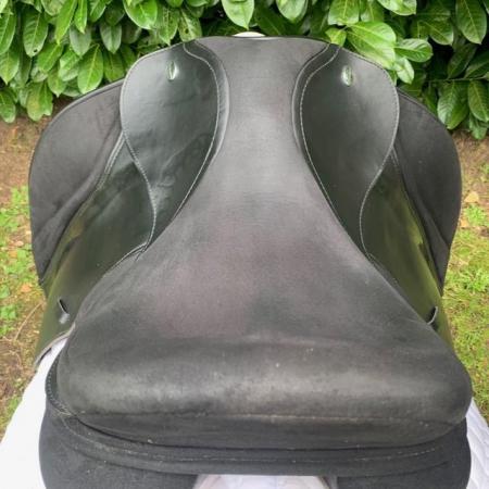 Image 19 of Thorowgood T4 17 inch high wither dressage saddle