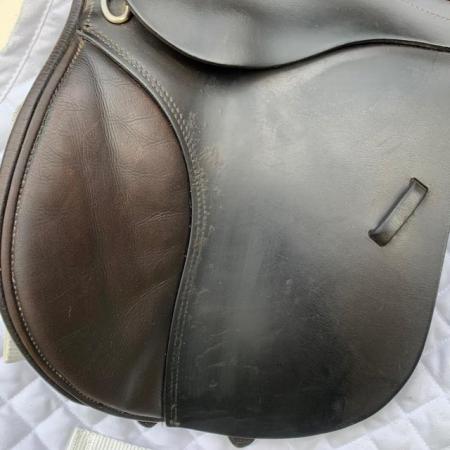 Image 3 of Kent & Masters 15.5 inch Pony Club saddle