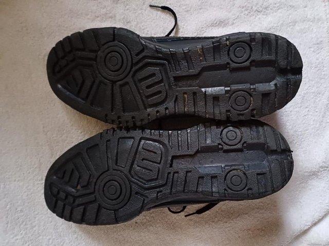 Preview of the first image of Mans GTX Sports Leisure Shoes Size 7.