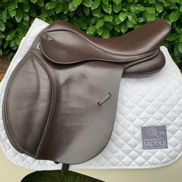 Preview of the first image of Thorowgood T6 17.5 inch cob saddle (S2857).