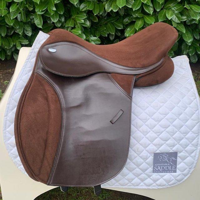 Preview of the first image of Thorowgood T4 17.5 inch cob saddle.
