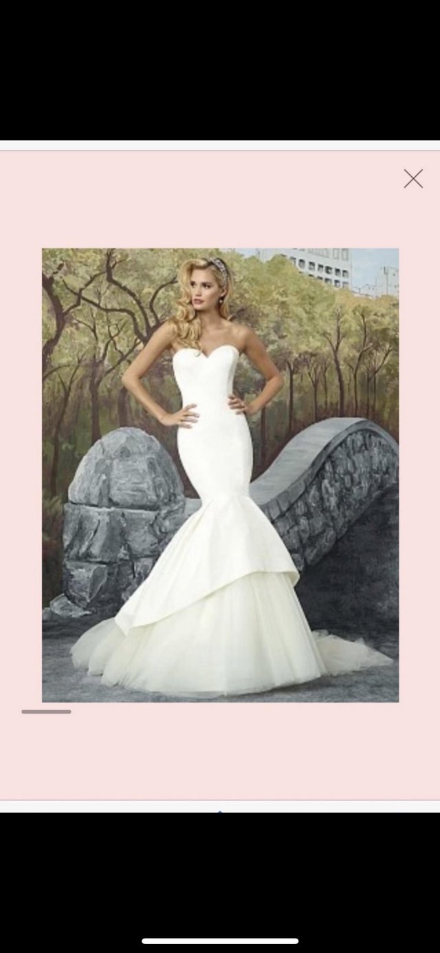Preview of the first image of Justin Alexander ivory wedding dress.