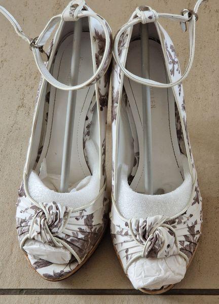 Preview of the first image of Karen Millen Size 38 heeled white/grey floral shoes.