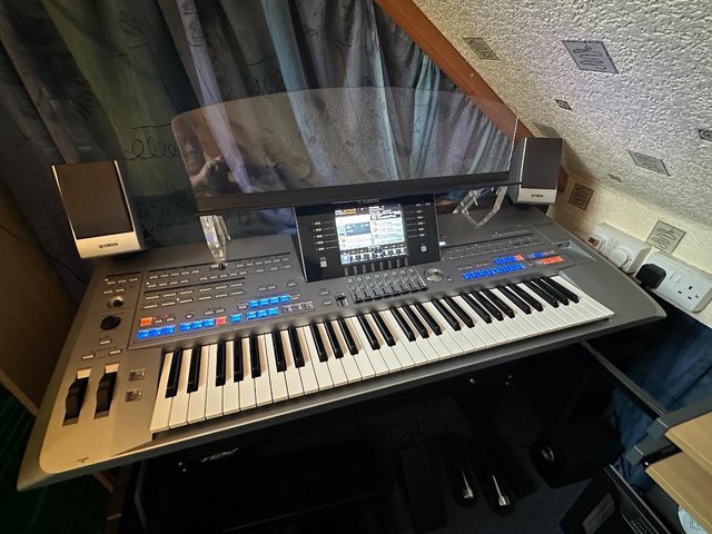 Preview of the first image of Yamaha Tyros 5 61-note Keyboard and speakers.