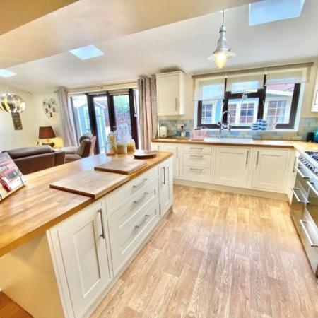 Image 4 of Detached 5/6 bed house Warwickshire FOR SALE