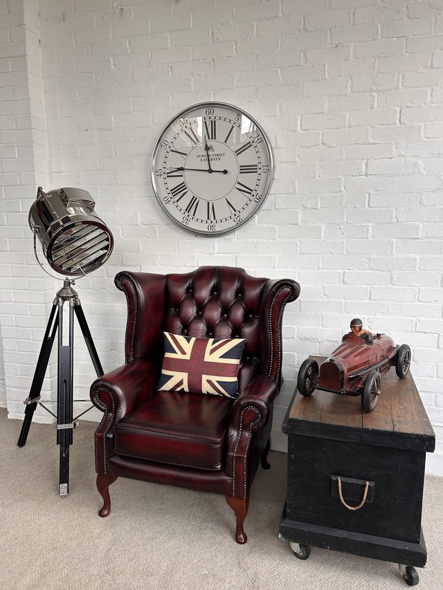 Classic Oxblood Queen Anne Chesterfield armchair. Delivery. — photo 2 of 4