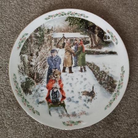 Image 1 of Vintage 1992 Royal Doulton Family Christmas Plate     BX18