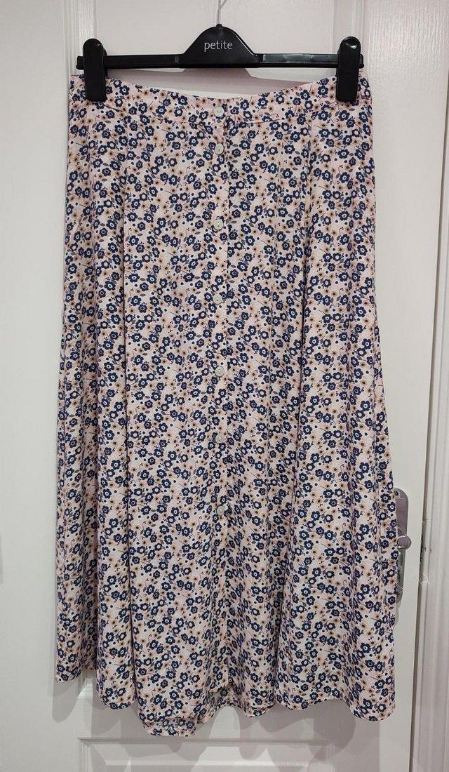 Preview of the first image of New Mark & Spencer Light Pink Floral Print Skirt Size 12.