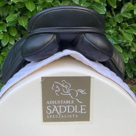 Image 16 of Thorowgood T6 17.5 inch high wither  dressage saddle