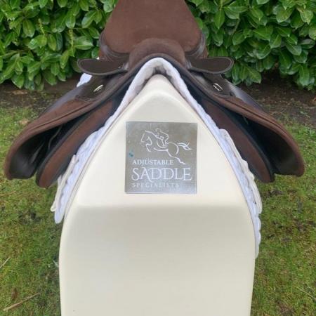 Image 11 of Thorowgood T4 17 inch cob saddle