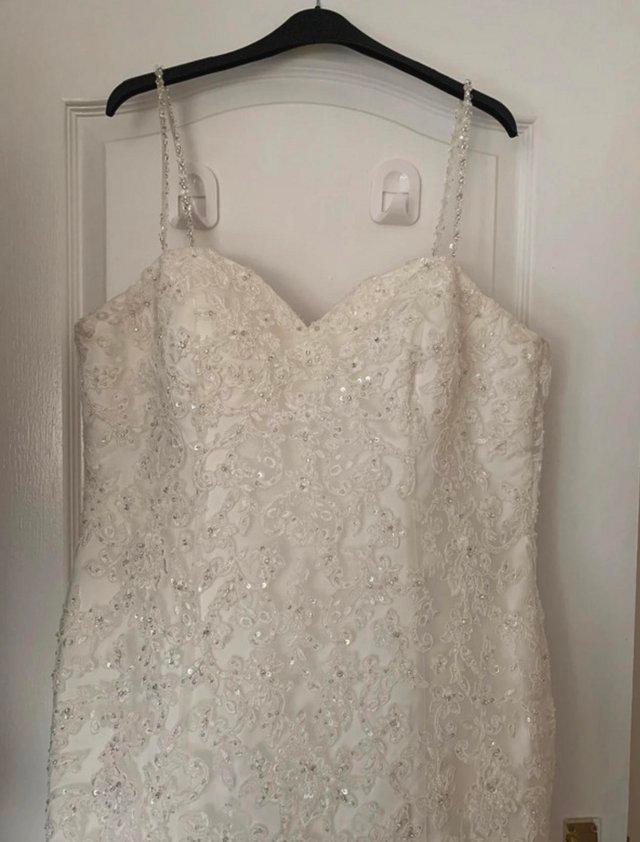 Preview of the first image of Wedding dress very good condition off white.