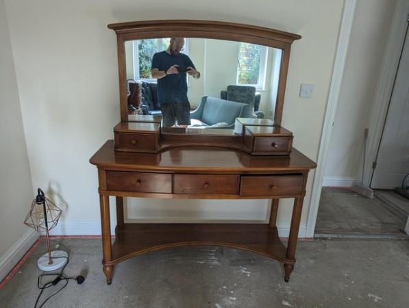 Image 2 of Willis & Gambier Dressing Table
