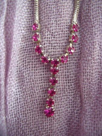 Image 3 of 4 different necklaces/pink detail – various lengths/designs.