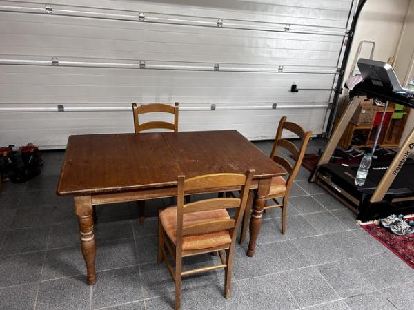 Image 3 of Extendable wooden dining table with 3 chairs