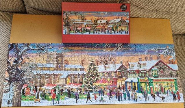 Image 2 of 1000 piece jigsaw called A CHRISTMAS MARKET TOWN by W.H.SMIT