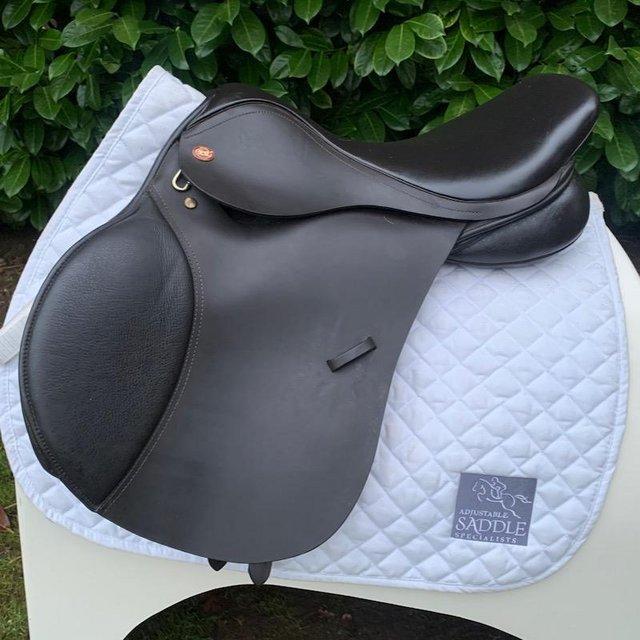 Preview of the first image of Kent And Masters 17.5 Jump saddle.