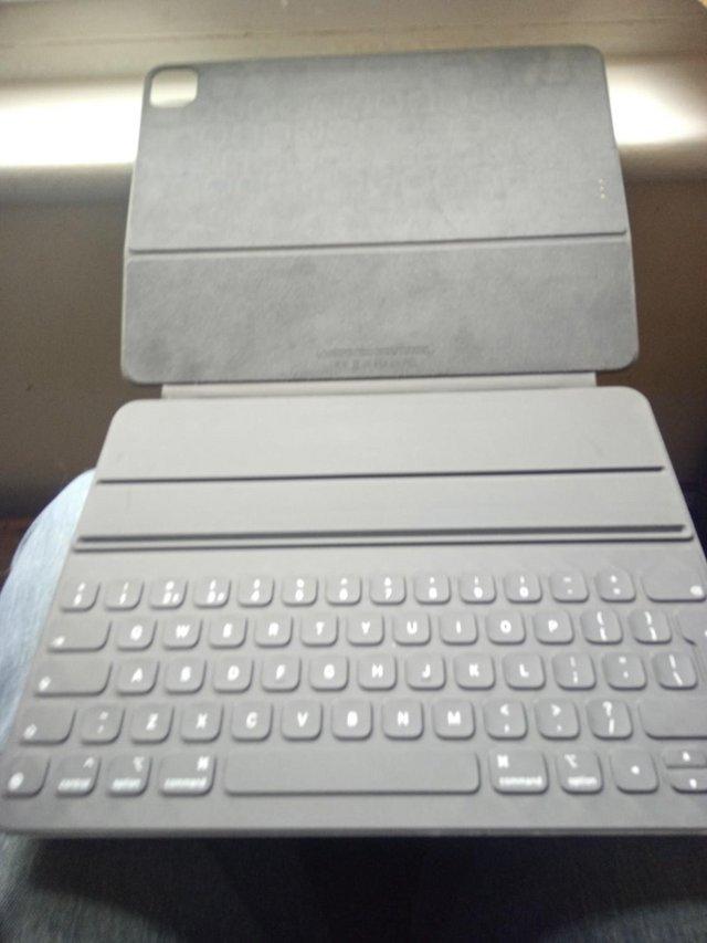 Preview of the first image of Apple magic I-pad smart keyboard folio unused black.