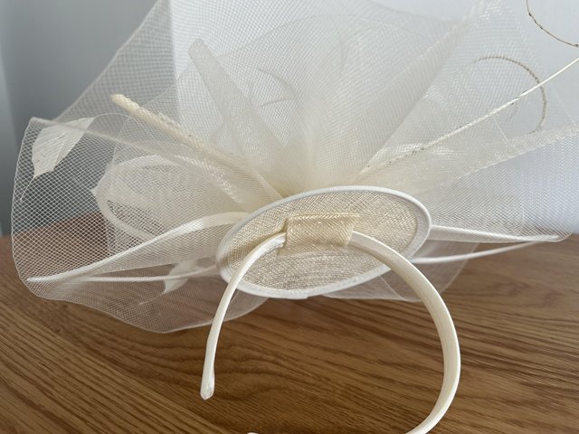 Preview of the first image of white  looped fascinator.