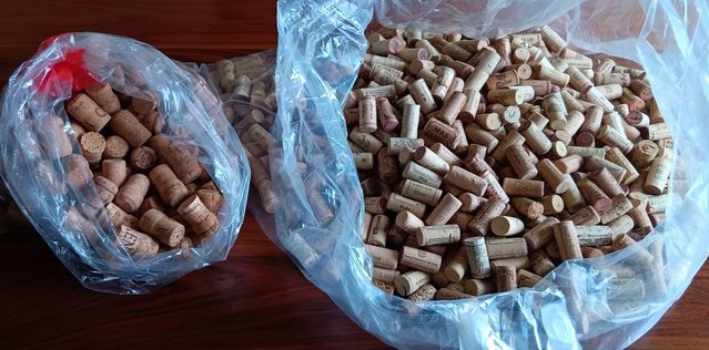 Preview of the first image of wine corks x 600 & 75 x Champagne/Prosecco corks- used.