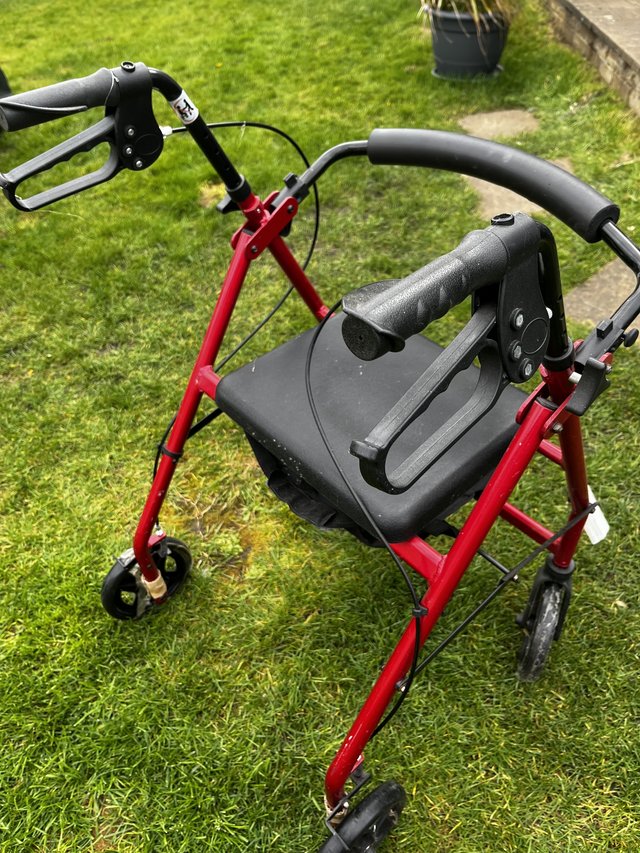 Drive DeVilbis 4 wheel rollator — photo 2 of 2