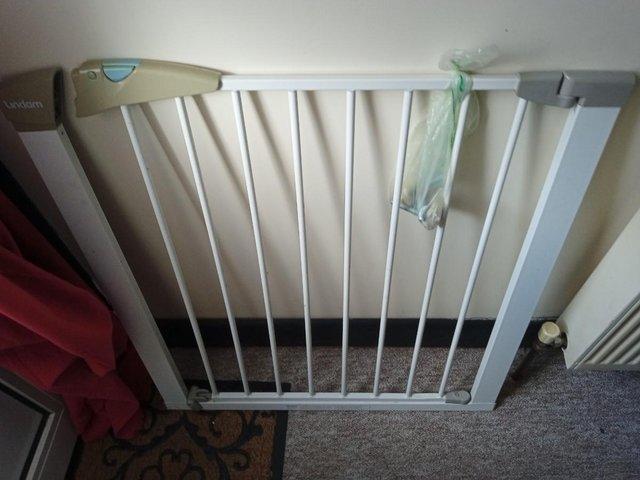 Preview of the first image of Baby or Pet pressure stair gate with all fixings.