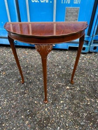 Image 1 of Vintage solid mahogany curved end table lamp table
