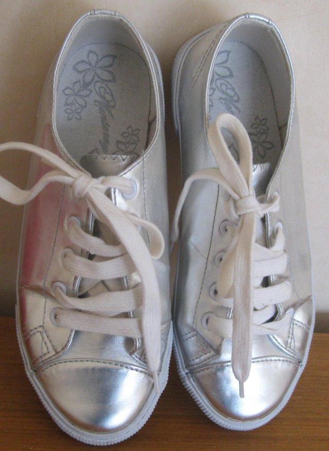 Preview of the first image of Shoes - Silver pumps by Mantaray, size 4.