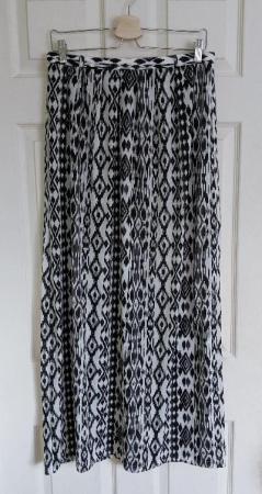 Image 1 of Lovely Ladies Long Monochrome Skirt By Atmosphere - Size 14