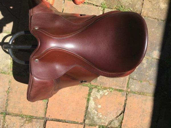 Image 4 of 17.5” BATES brown AP saddle, adjustable gullet, VGC, £500