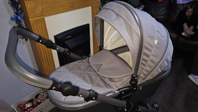 Preview of the first image of Venicci 3 in 1 travel system pram.