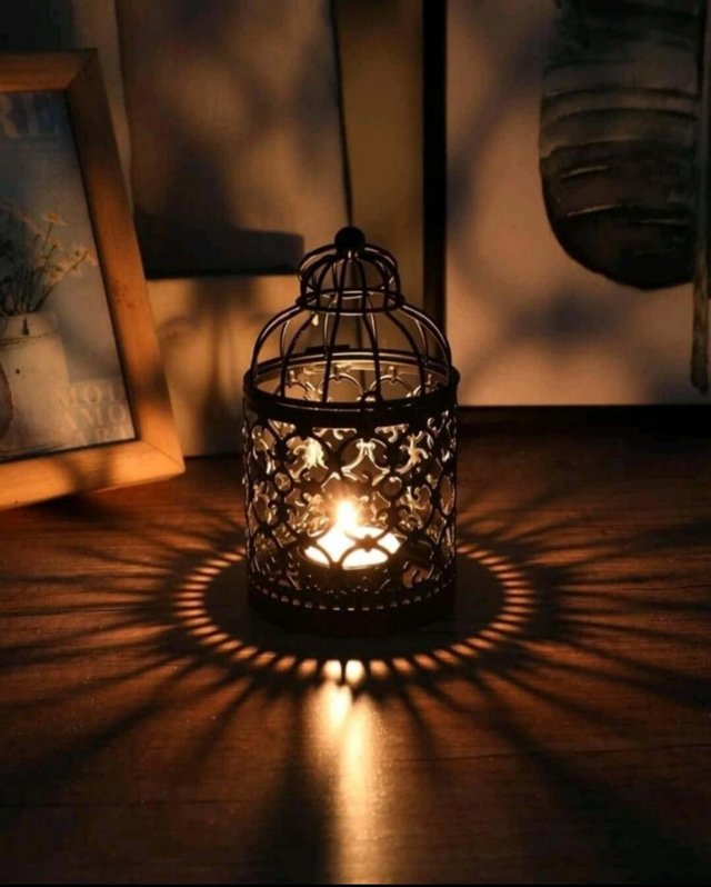 Preview of the first image of 6 metal tea light lanterns.