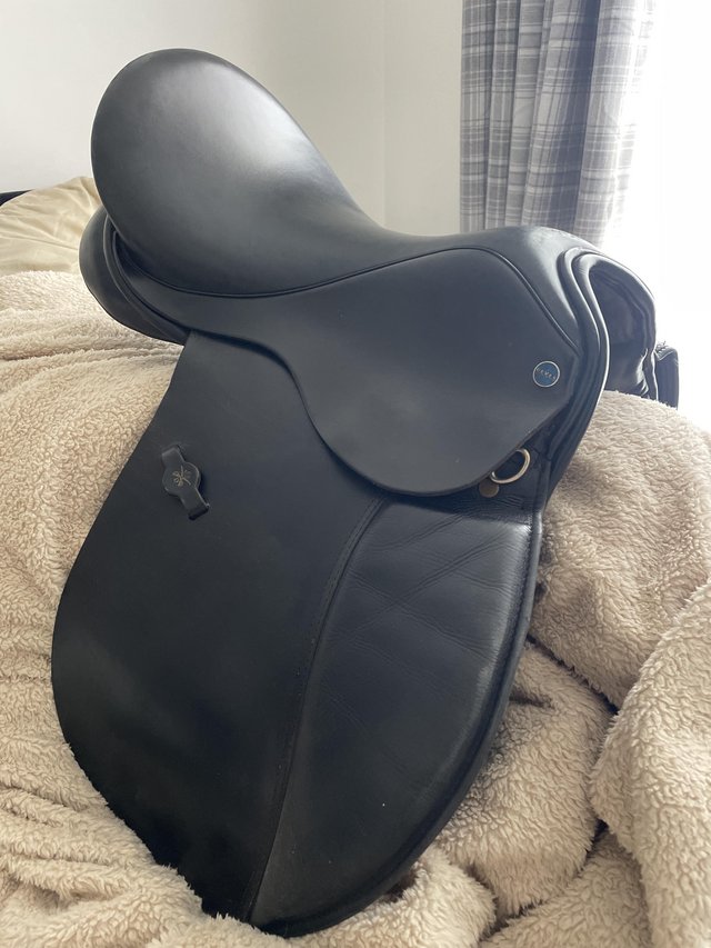 Preview of the first image of 16 inch Dever saddle black leather, beautiful saddle.