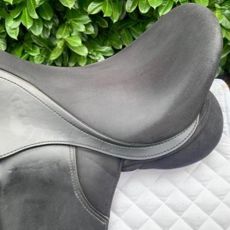Image 5 of Thorowgood T4 17 inch high wither dressage saddle