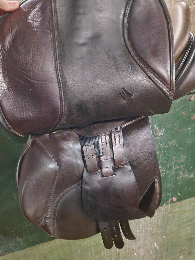 Preview of the first image of 17.5 Farrington jump saddle medium.