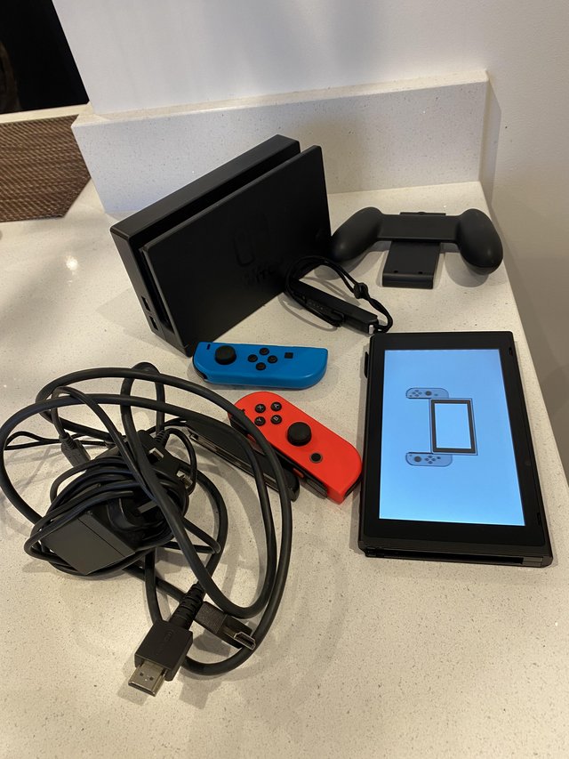 Preview of the first image of Nintendo switch 32 gb excellent condition.