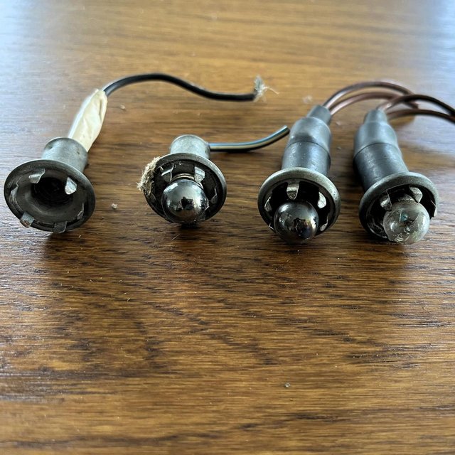Preview of the first image of Austin A30 3 bulb holders/bulbs +1 bulb holder. NOT TESTED.