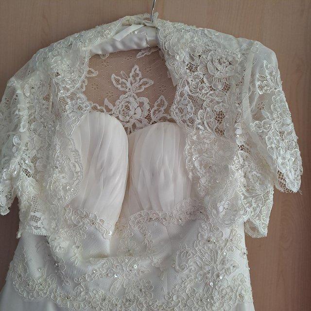 Preview of the first image of IVORY 3/4 WEDDING DRESS SIZE 14.