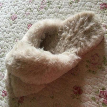 Image 6 of Almost New Fluffy Cream Cross Front Slippers, sz 5-6