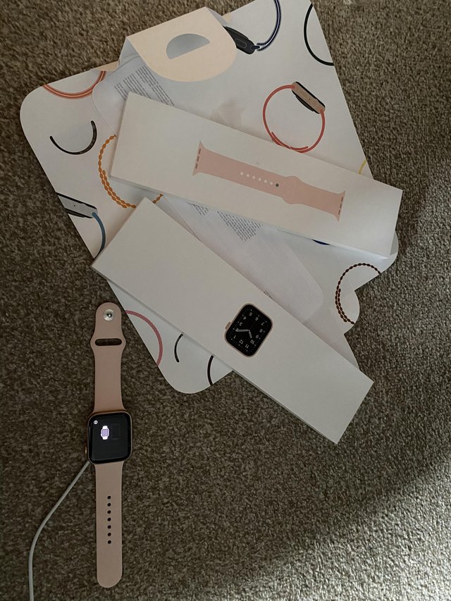 Preview of the first image of Apple iwatch se pink rose gold.