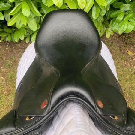 Image 4 of kent and Masters 17 inch cob dressage saddle