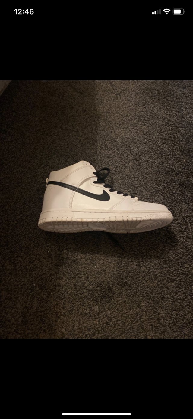 Preview of the first image of white nike women’s trainers.