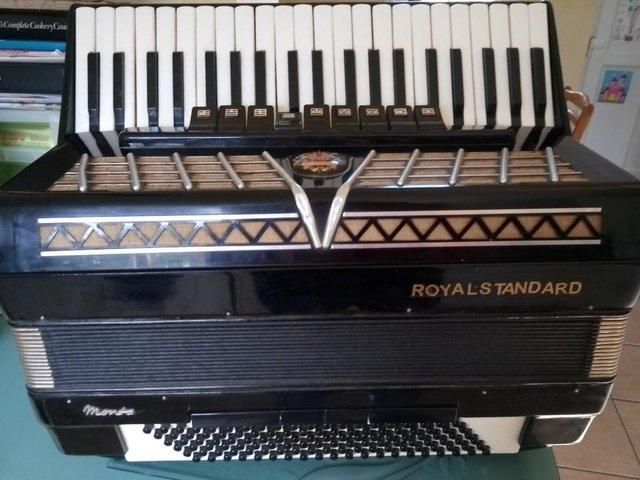 Preview of the first image of ROYAL STANDARD Manta Piano Accordion..