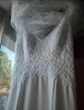Image 2 of Stunning Wedding Dress in excellent condition size 8